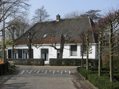 905525 Gezicht op de voorgevel van de voormalige boerderij De Klop (Klopdijk 2) te Utrecht, vanaf de Vechtdijk.